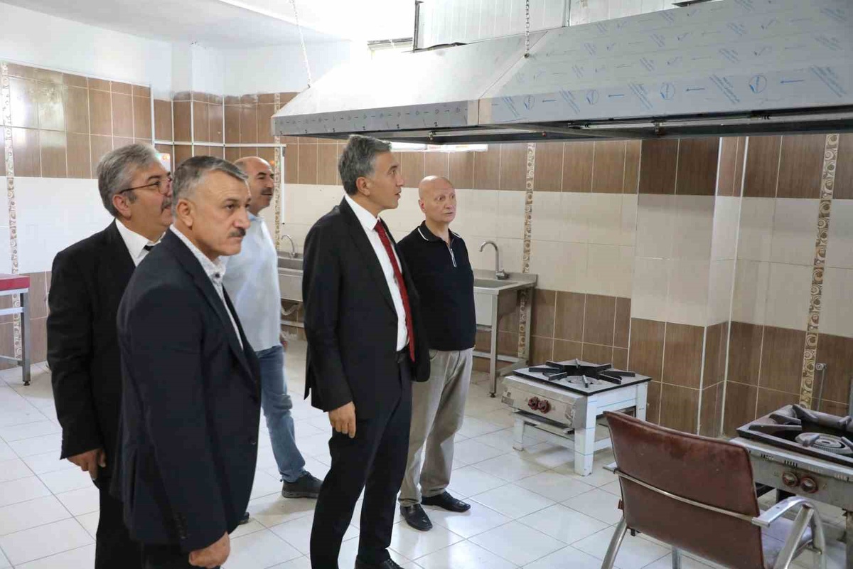 Ağrı Milli Eğitim Müdürü Çakan, Patnos'taki okul hazırlıklarını denetledi