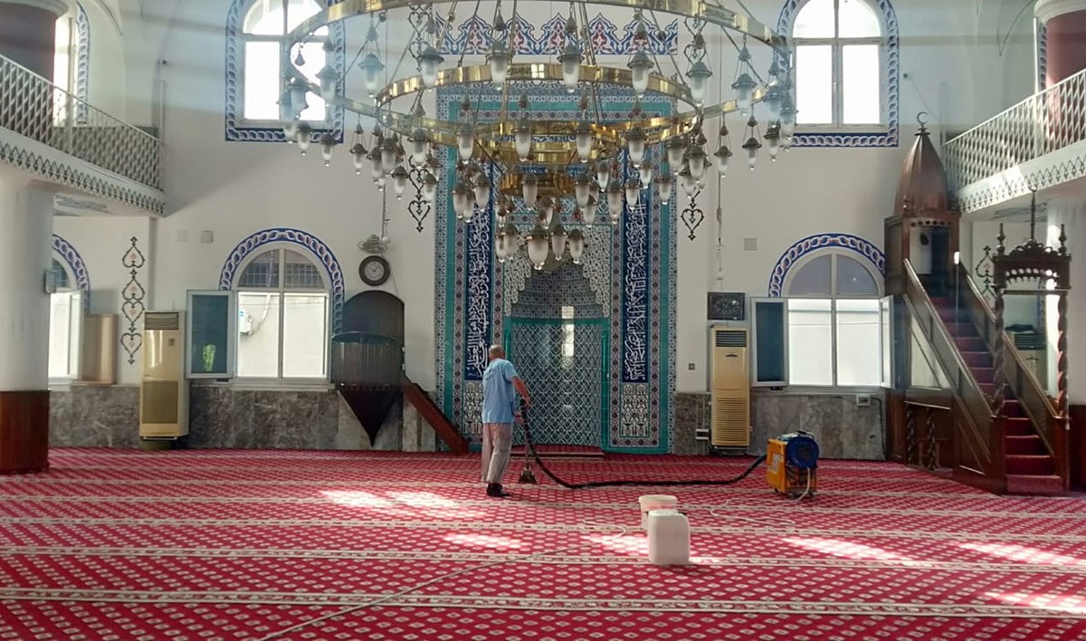 Akdeniz'de mobil ibadethane temizlik ekibi cami, kilise ve türbeleri dezenfekte ediyor