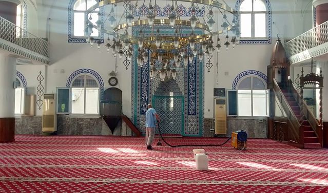 Akdeniz'de mobil ibadethane temizlik ekibi cami, kilise ve türbeleri dezenfekte ediyor