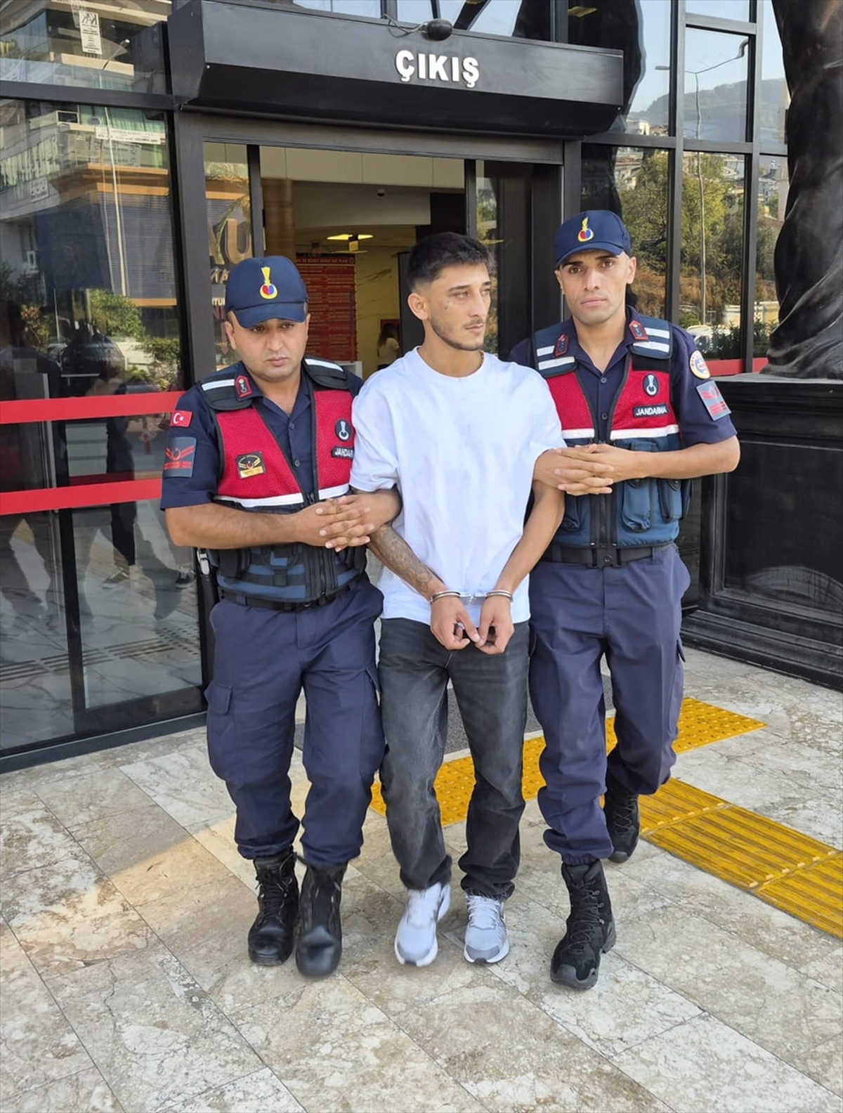 Alanya'da polise silah çeken sürücü A.Y. tutuklandı, 2 kişi serbest
