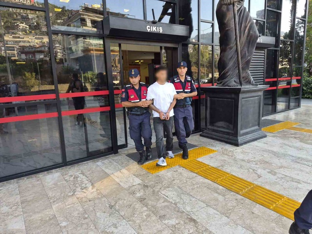 Alanya'da polise silah doğrultan 3 şüpheliden 1'i tutuklandı, 2'si serbest