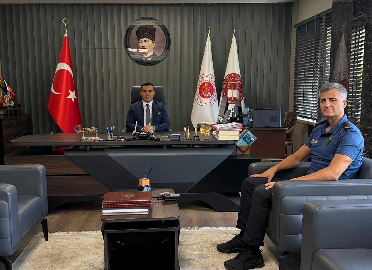 Anamur Emniyet Müdürü Haşmet Günay, Başsavcı Tanju Çatlı\'yı makamında ziyaret etti