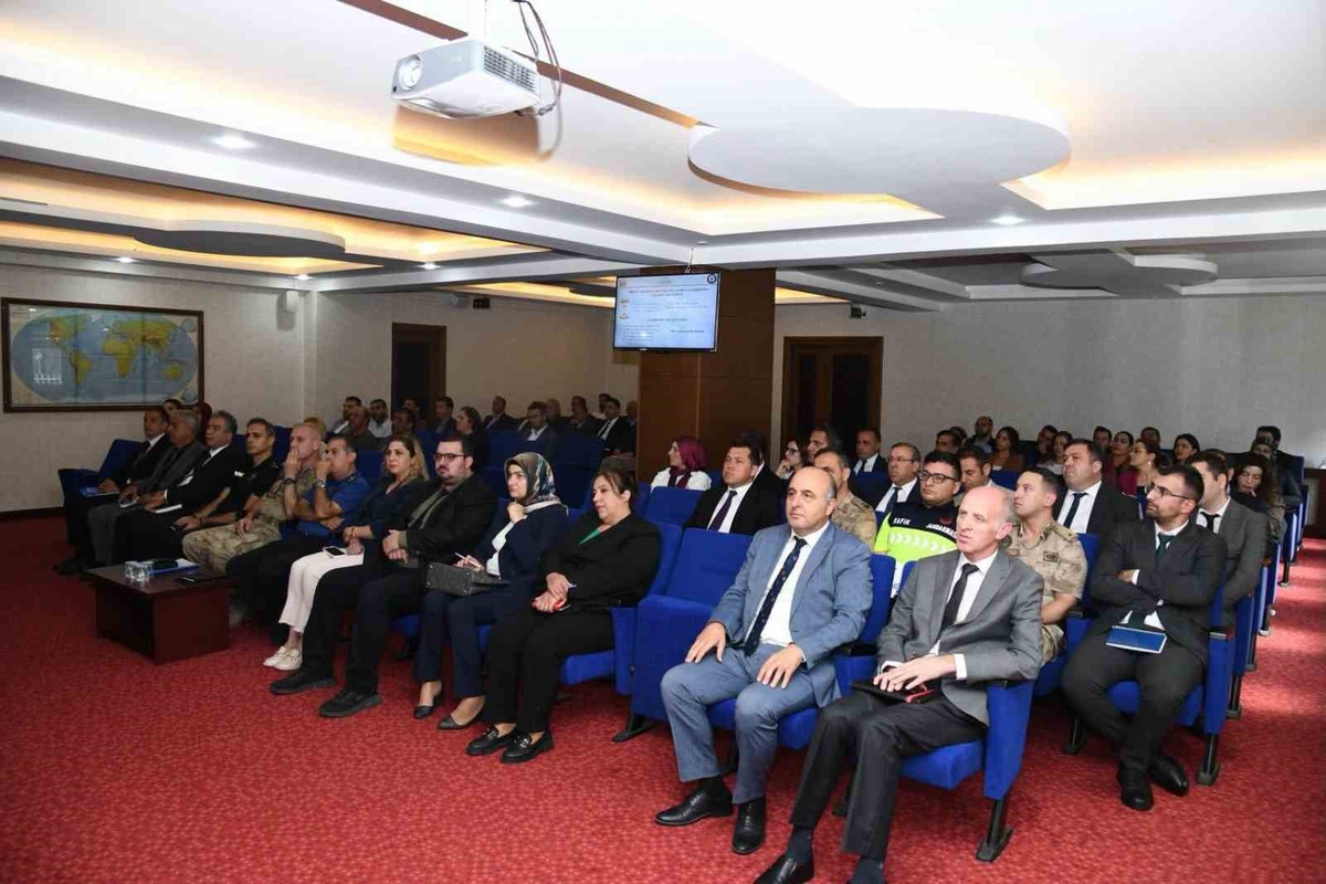 Ardahan'da Okul Güvenliği Toplantısı Vali Yamlı başkanlığında yapıldı