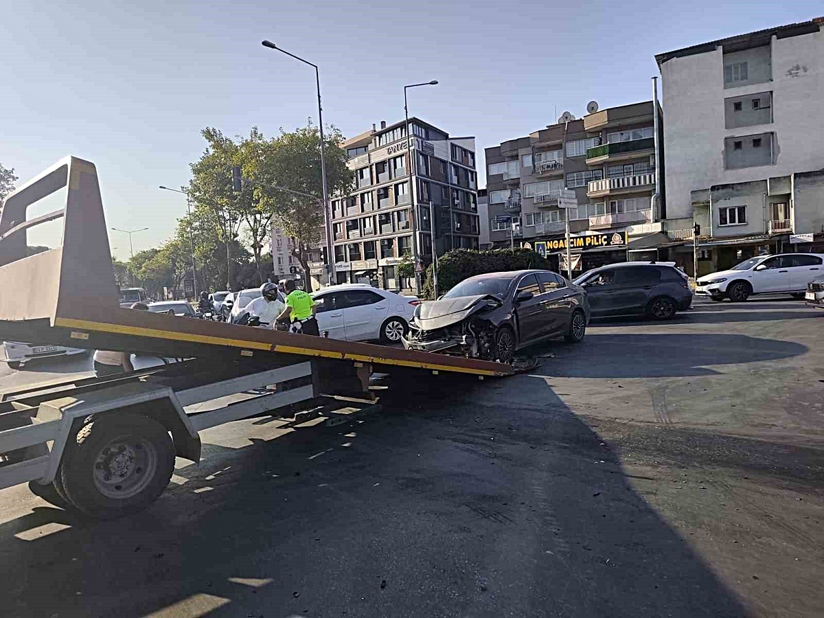 Aydın Efeler'de kavşakta iki araç çarpıştı; baba ve 4 yaşındaki oğlu yaralandı