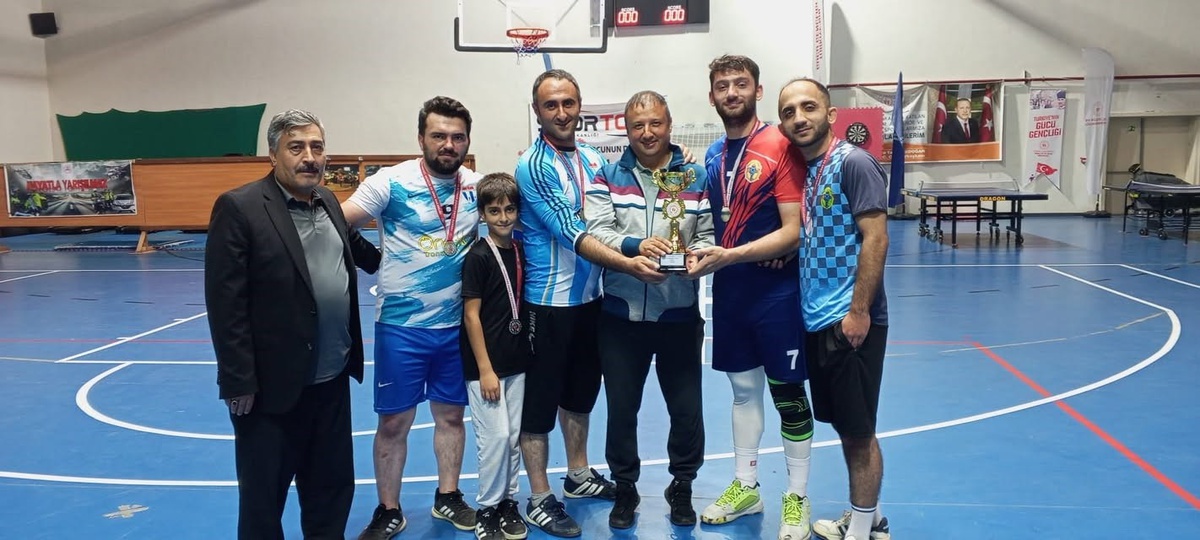 Bayburt Aydıntepe'de Zafer Bayramı voleybol turnuvasında Yakutiye Gençlik şampiyonluğa ulaştı