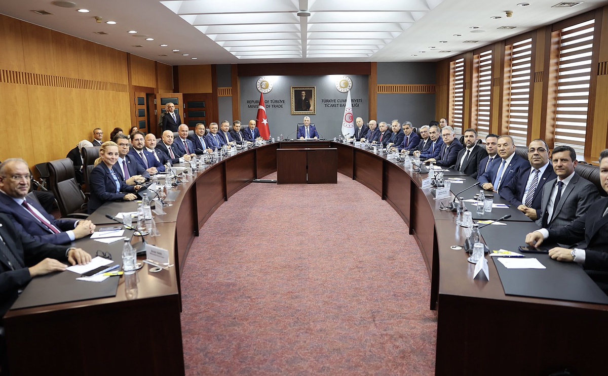 Bakan Bolat, TİM'in yeni Yönetim Kurulu'nu kabul ederek başarılar diledi