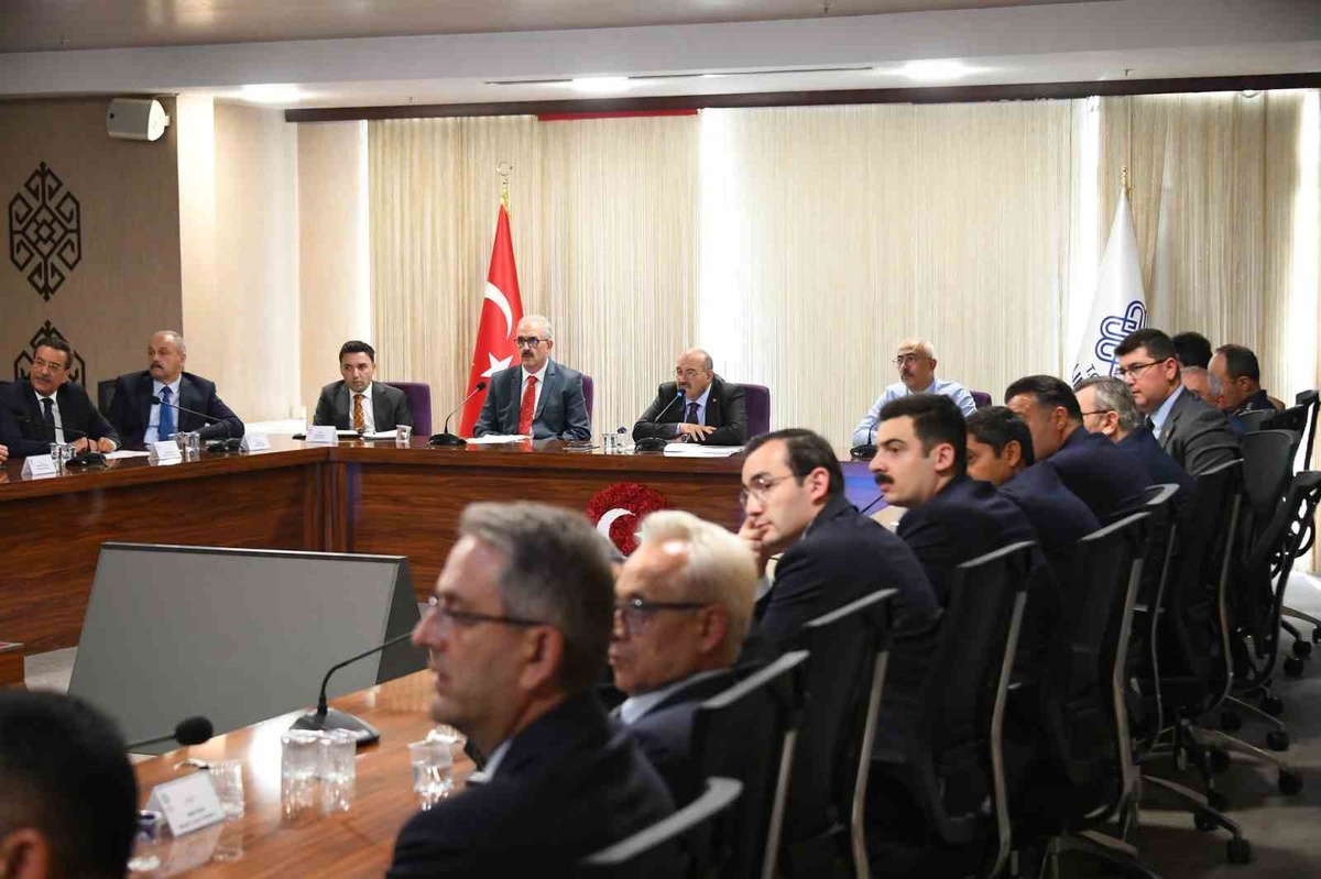 Balıkesir'de eğitimde güvenlik tedbirleri Vali Ustaoğlu başkanlığında masaya yatırıldı