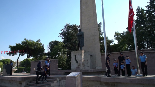 Balıkesir'de Zabıta Teşkilatı'nın 200'üncü yılı Atatürk Anıtı'nda çelenkle kutlandı
