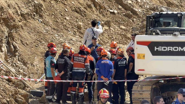 Başakşehir'de inşaatta istinat duvarı göçüğünde 1 işçi kurtarıldı, diğerini arama sürüyor