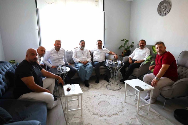 Başiskele Belediye Başkanı Özlü, hasta ve yaşlı vatandaşları evlerinde ziyaret etti