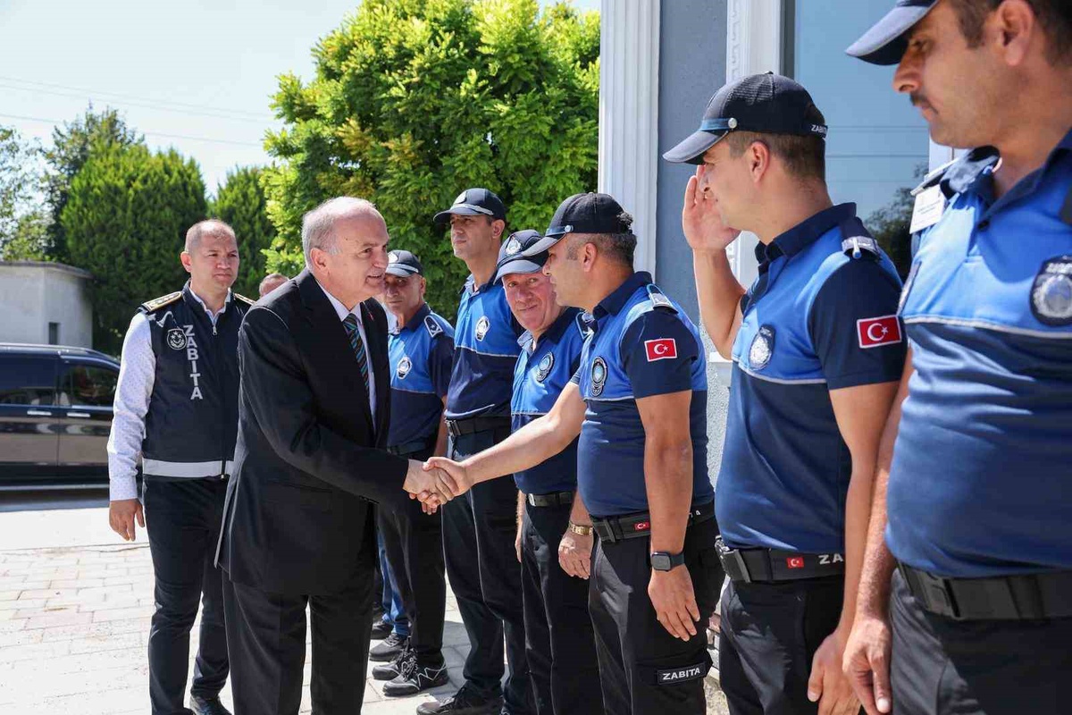 Düzce Belediye Başkanı Özlü, Zabıta Haftası\'nda personele kehribar tespih hediye etti