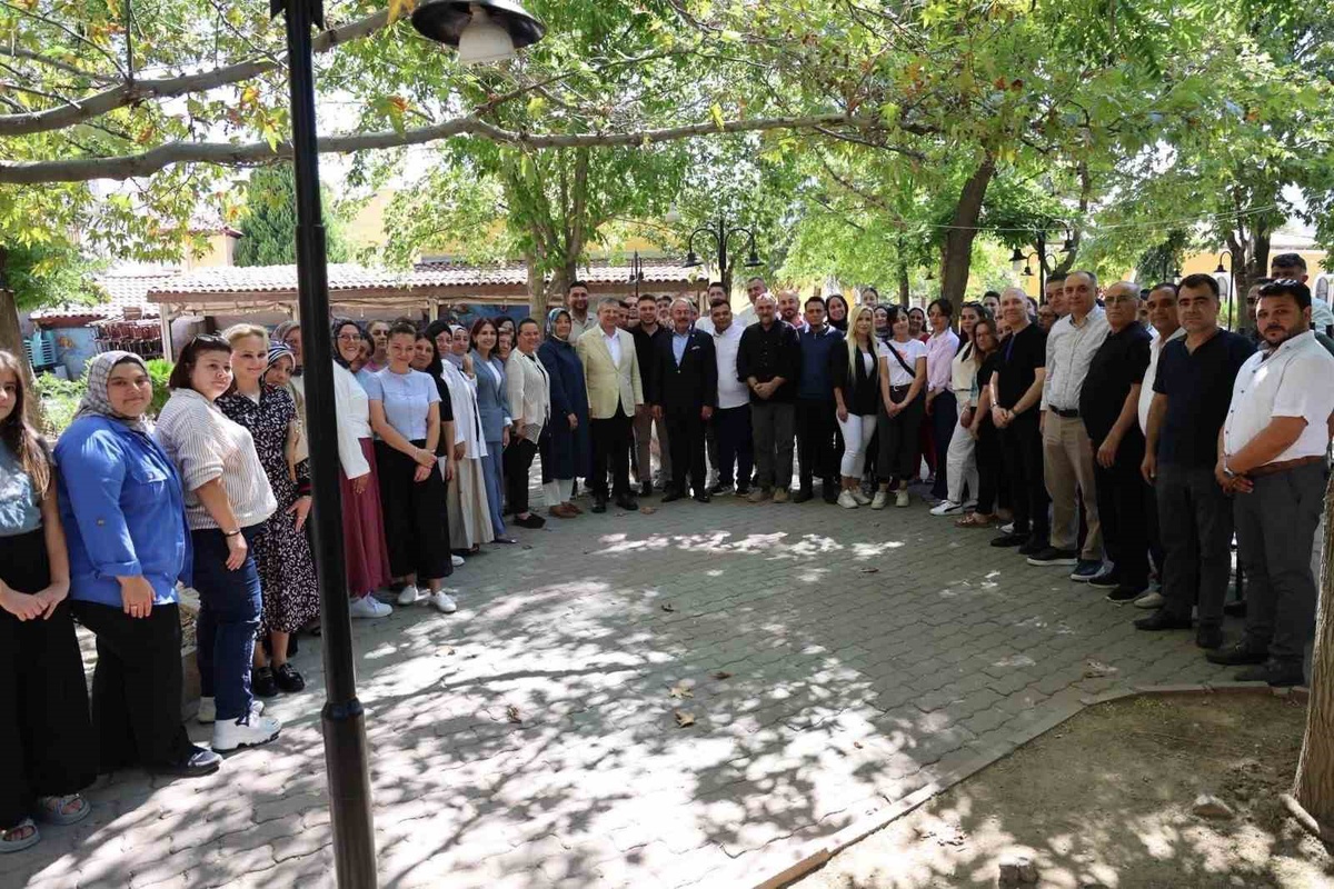 AK Parti Denizli'de Buldan'da 15 yeni üye rozetlerini taktı