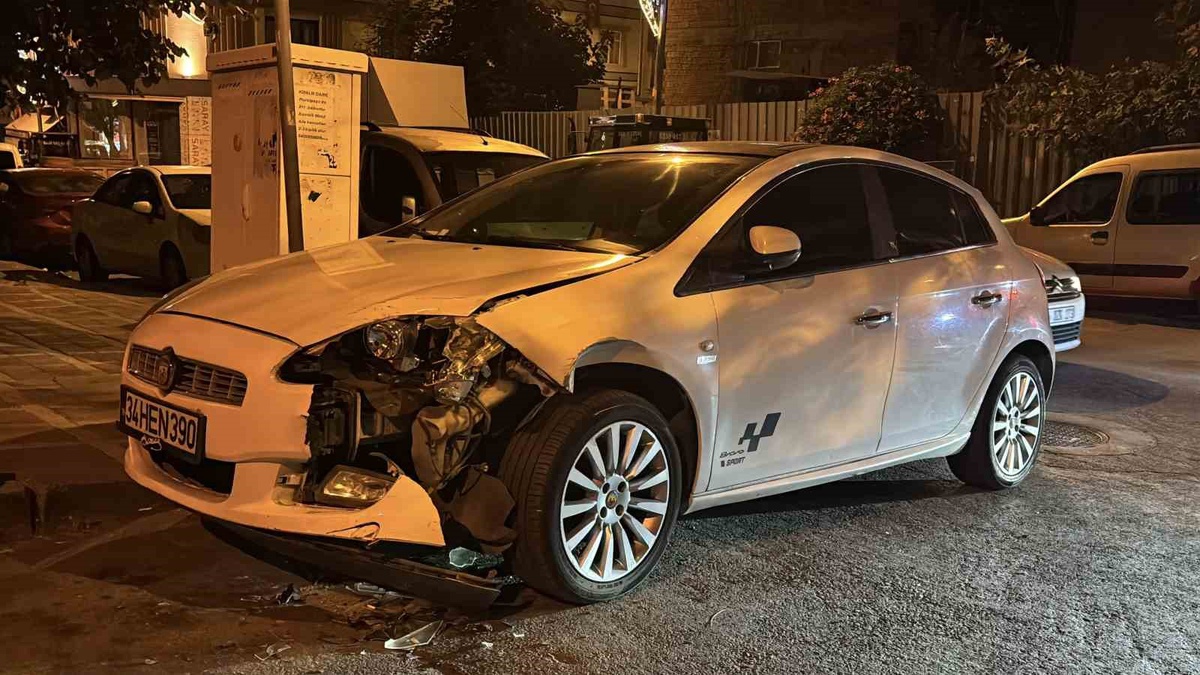 Bayrampaşa'da Polisin 'Dur' İhtarına Uymayan Sürücü Araçlara Çarptı, 1 Kaçtı