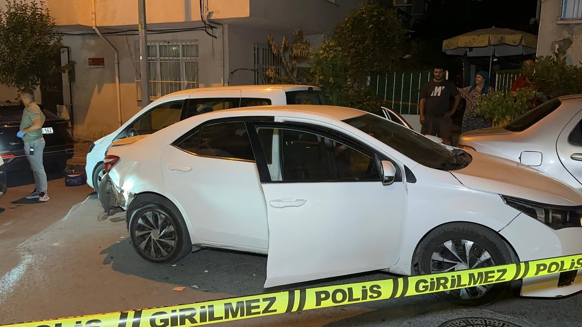 Bayrampaşa'da polis kovalamacası, dur ihtarına uymayan sürücü park halindeki araca çarptı