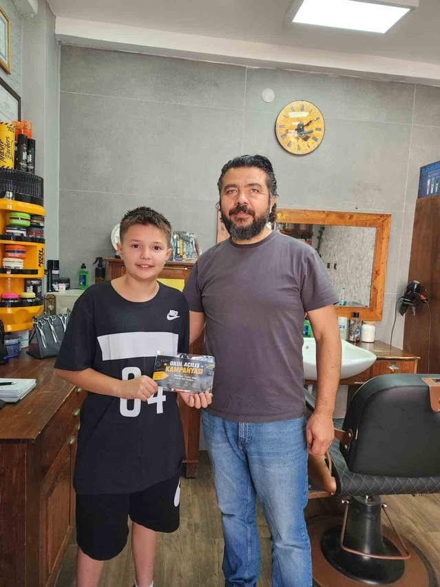 Bilecikli berber Tahir Dere, tıraş için gelen öğrencilere okul seti sürprizi yaptı