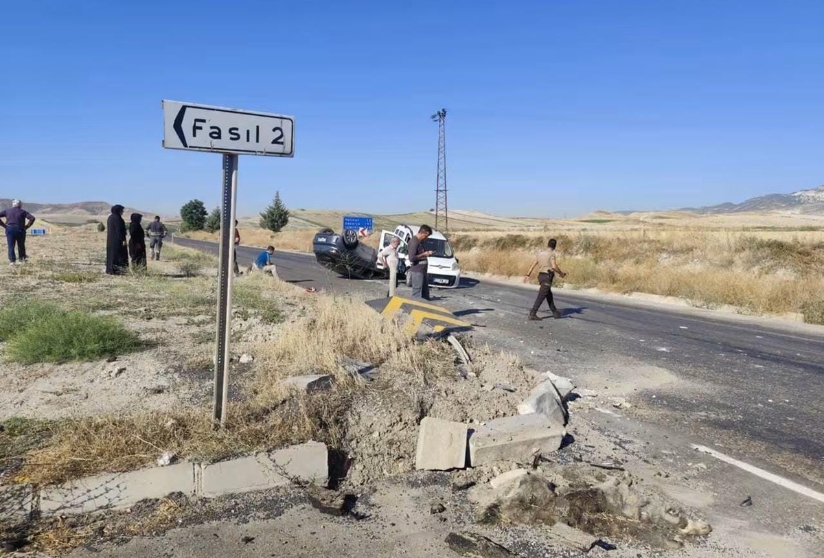 Ankara Beypazarı'nda iki otomobil çarpıştı, 3 kişi hafif yaralandı