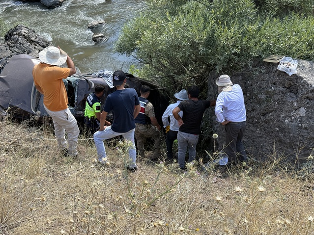 Bingöl Yedisu'da otomobil dere yatağına devrildi, 1 ölü 4 yaralı