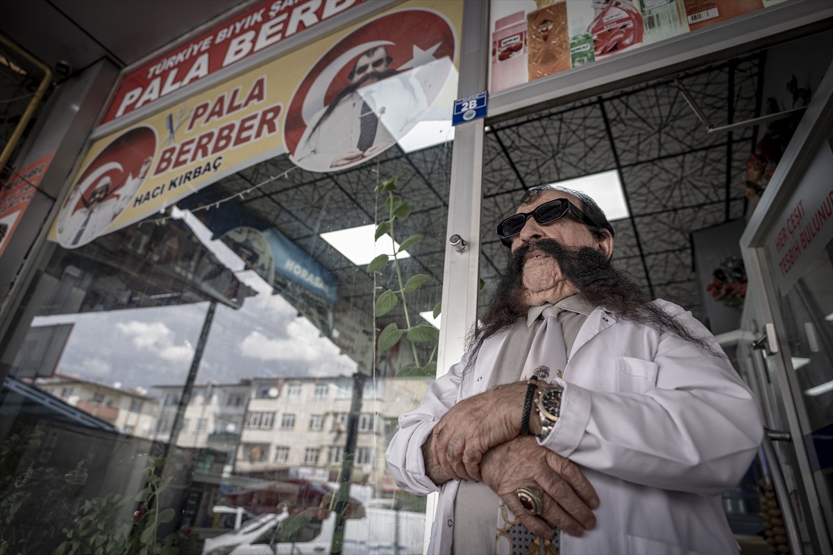 Horasanlı Pala lakaplı Hacı Kırmaç, 70 yıllık bıyık sevdasını sürdürüyor