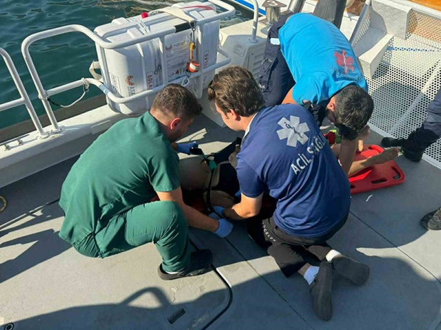 Marmaris'te iki teknede yaşanan olayda 2 kişi sahil güvenlikle tahliye edildi