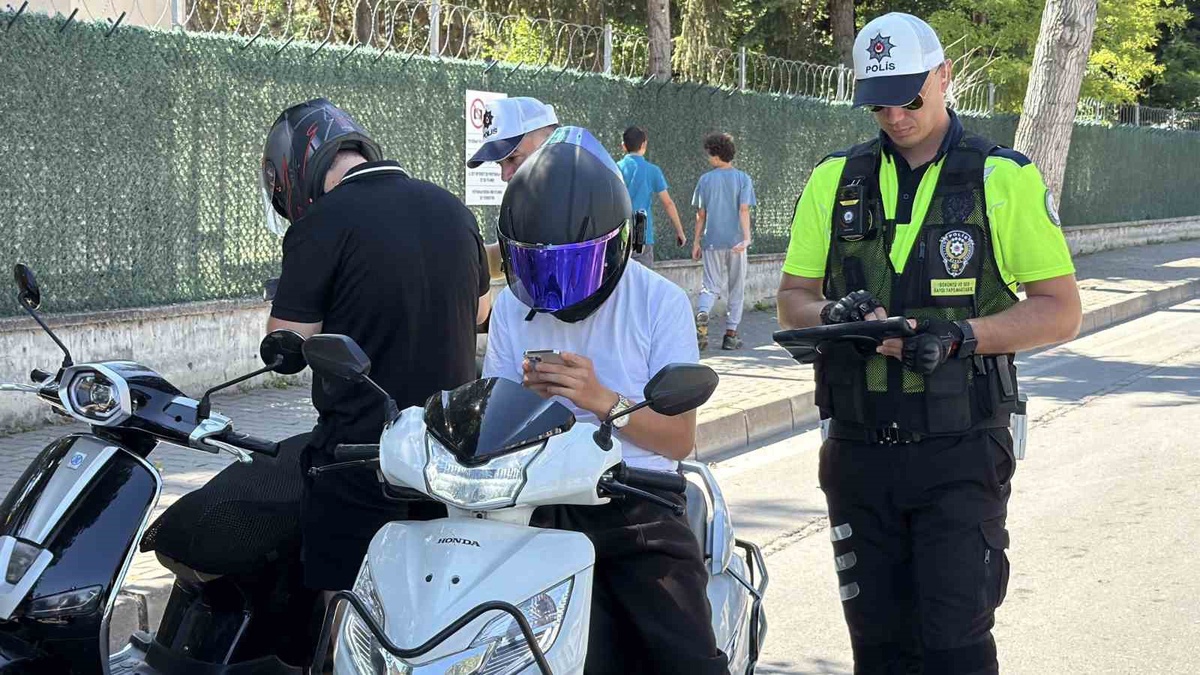 Bolu'da motosiklet denetimlerinde sürücülerin belgeleri tek tek kontrol edildi
