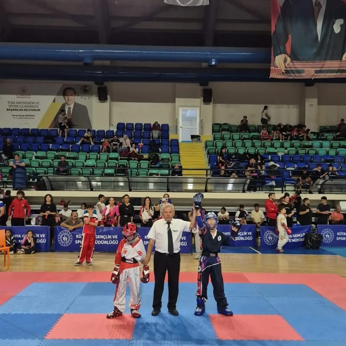 Burdur Gençlik Spor Kulübü kick boksta 10 madalya kazanarak Kütahya'daki turnuvayı tamamladı
