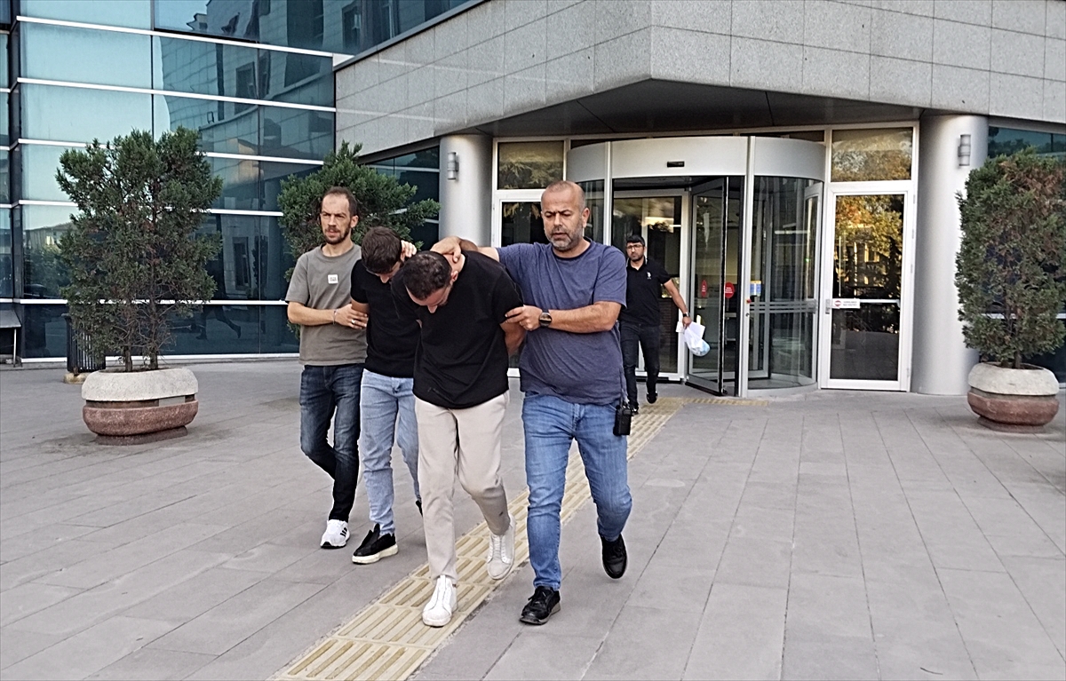 Bursa İnegöl'de polis diyerek yaşlı kadını dolandıran 2 şüpheli tutuklandı