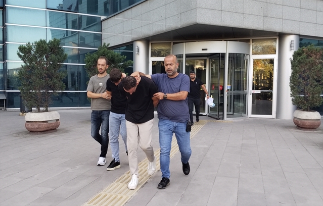 Bursa İnegöl'de polis diyerek yaşlı kadını dolandıran 2 şüpheli tutuklandı