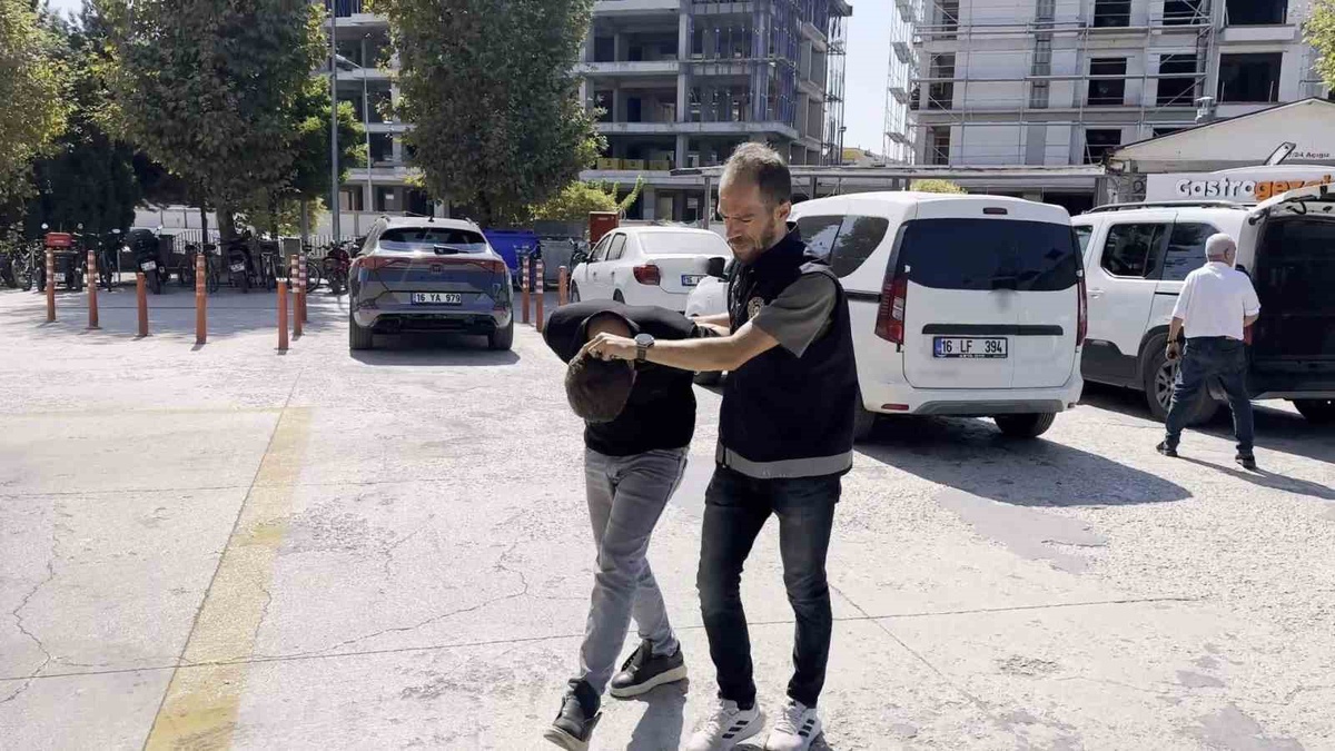 İnegöl'de polis diyerek altınını dolandıranlar bankacı sayesinde yakalandı