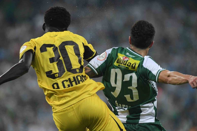Bursaspor sahasında İstanbulspor'u 4-0 yenerek puanını 12'ye yükseltti