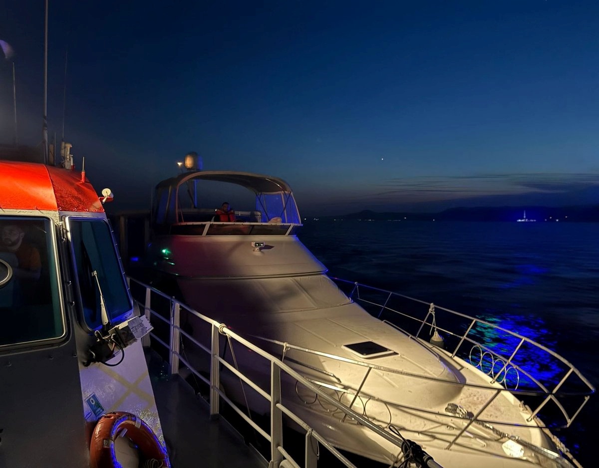 Çanakkale Boğazı'nda arızalanan tekne ve içindeki 2 kişi kurtarıldı