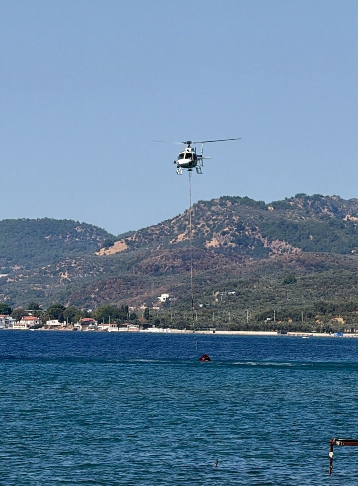 Çanakkale Ayvacık\'ta zeytinlik alanda çıkan yangın kontrol altına alınmaya çalışılıyor