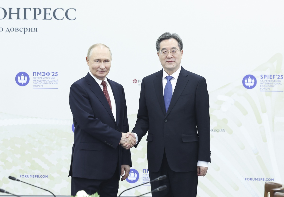 Çin Başbakan Yardımcısı Ding, Putin ile Vladivostok'ta bir araya geldi