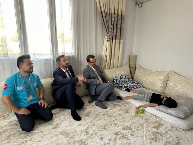 Cizre'de başhekimler evde sağlık hizmeti alan hastaları ziyaret edip moral verdi