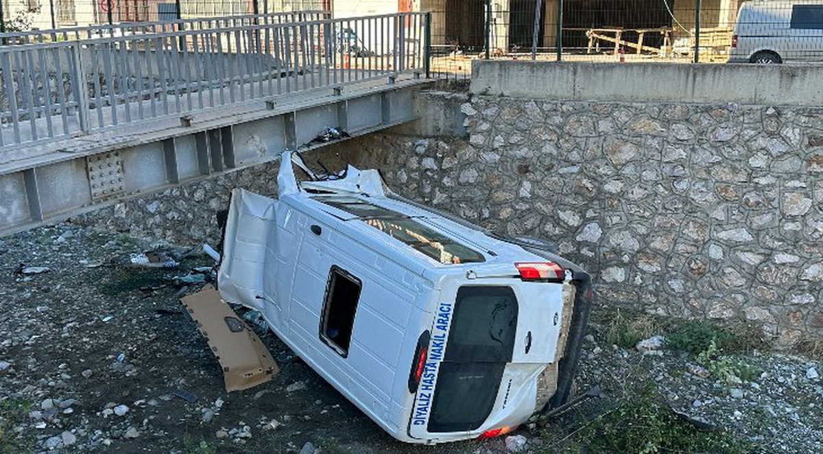 Çorum İskilip'te diyaliz hastalarını taşıyan servis çaya uçtu, 5 yaralı hastaneye kaldırıldı