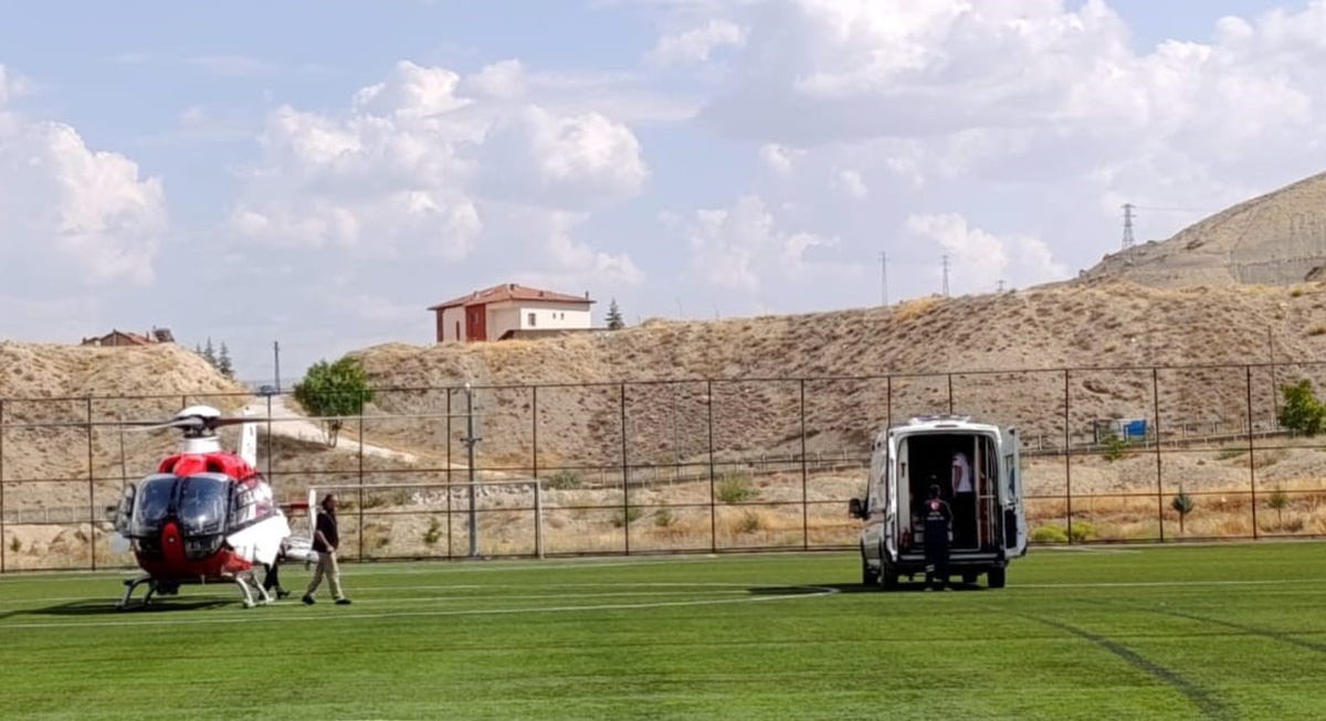 Malatya Darende'de 8 yaşındaki çocuk, apandisit için ambulans helikopterle sevk edildi