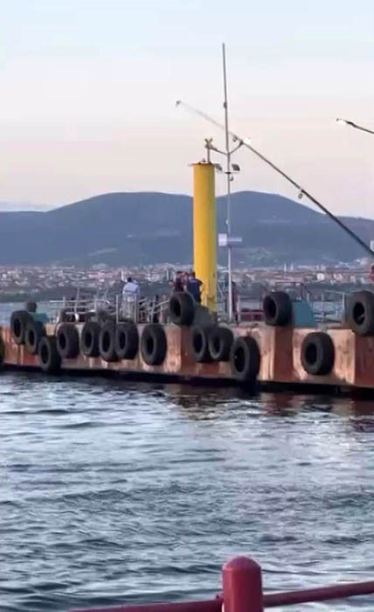 Gölcük Değirmendere Sahili\'nde denizde erkek cesedi bulundu, kimlik çalışması sürüyor