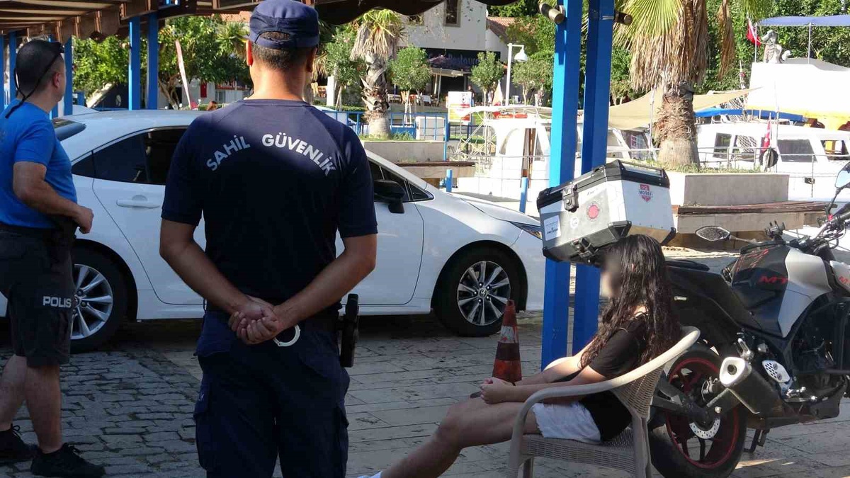Antalya'da falezlerden denize giren 15 yaşındaki kız mahsur kaldı, deniz polisi kurtardı