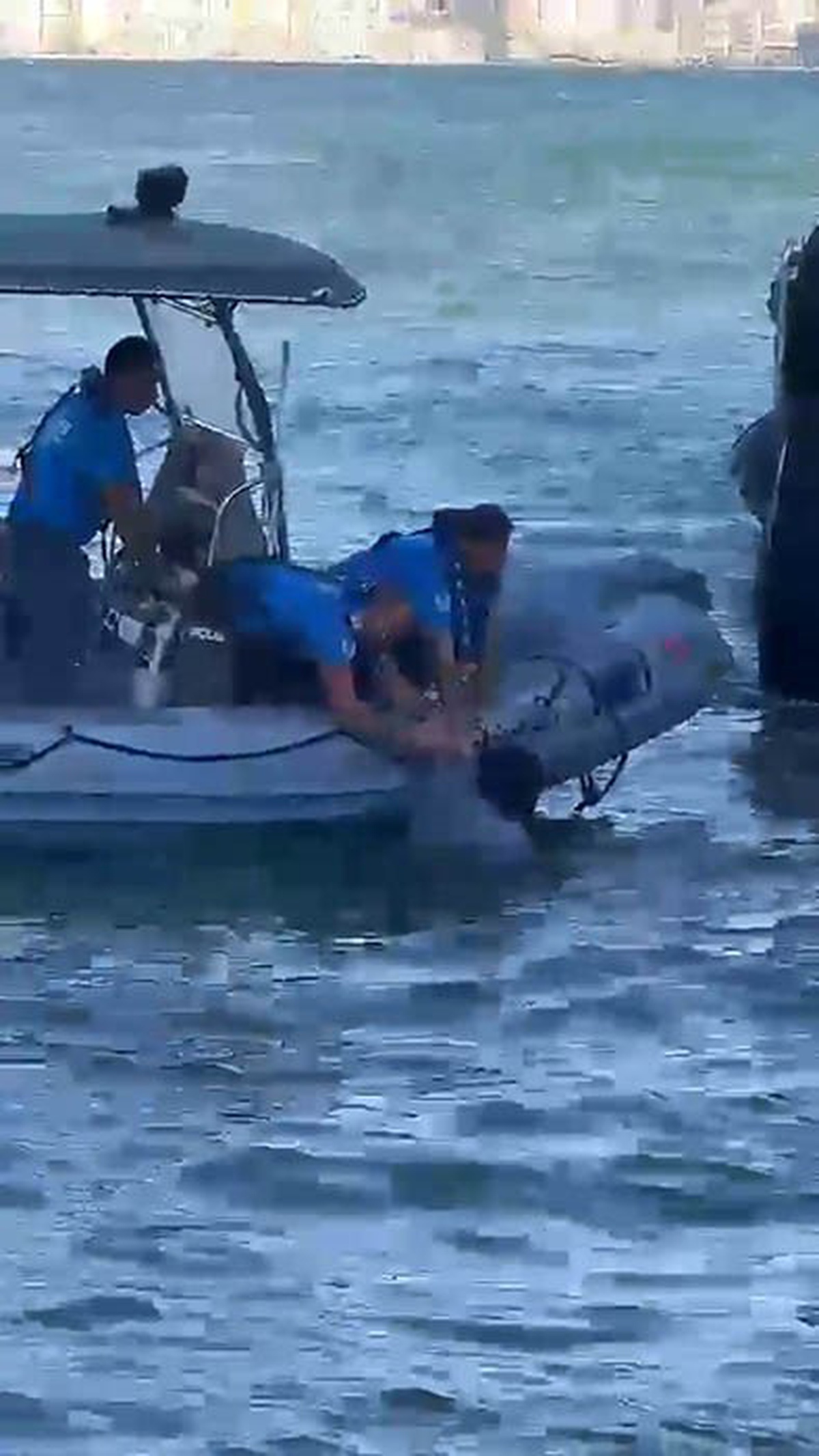 İzmir Karşıyaka'da denize düşen kişiyi deniz polisi kurtardı, hastaneye kaldırıldı