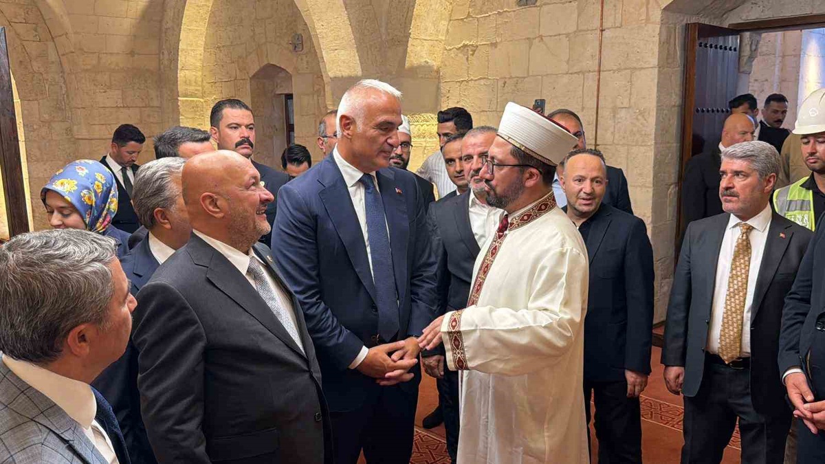 Depremde hasar gören tarihi Musalla Camii, Bakan Ersoy'un katılımıyla yeniden ibadete açıldı