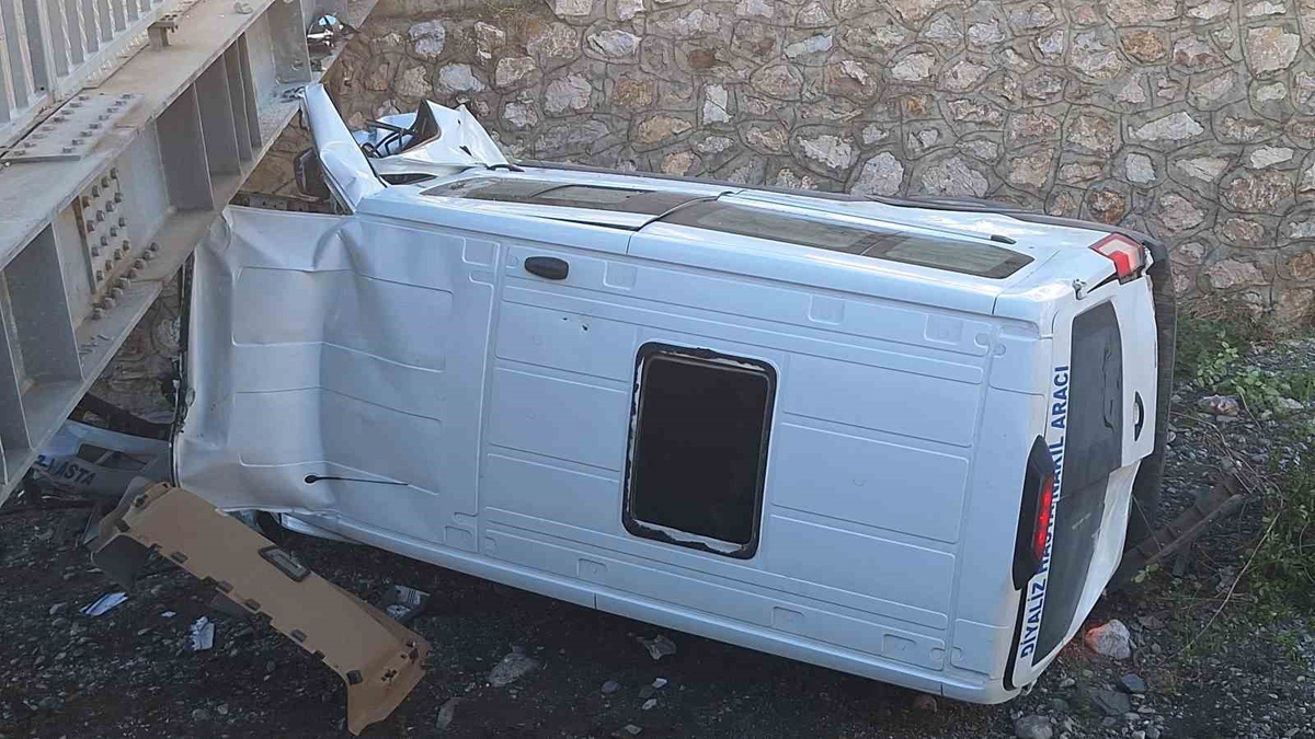 Çorum İskilip'te diyaliz hastalarını taşıyan minibüs çaya uçtu, 6 kişi yaralandı