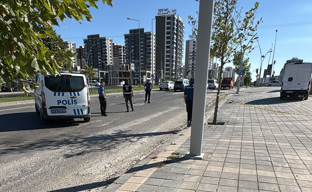 Diyarbakır Yenişehir'de kırmızı ışıkta cipe silahlı saldırıda 2 kişi yaralandı