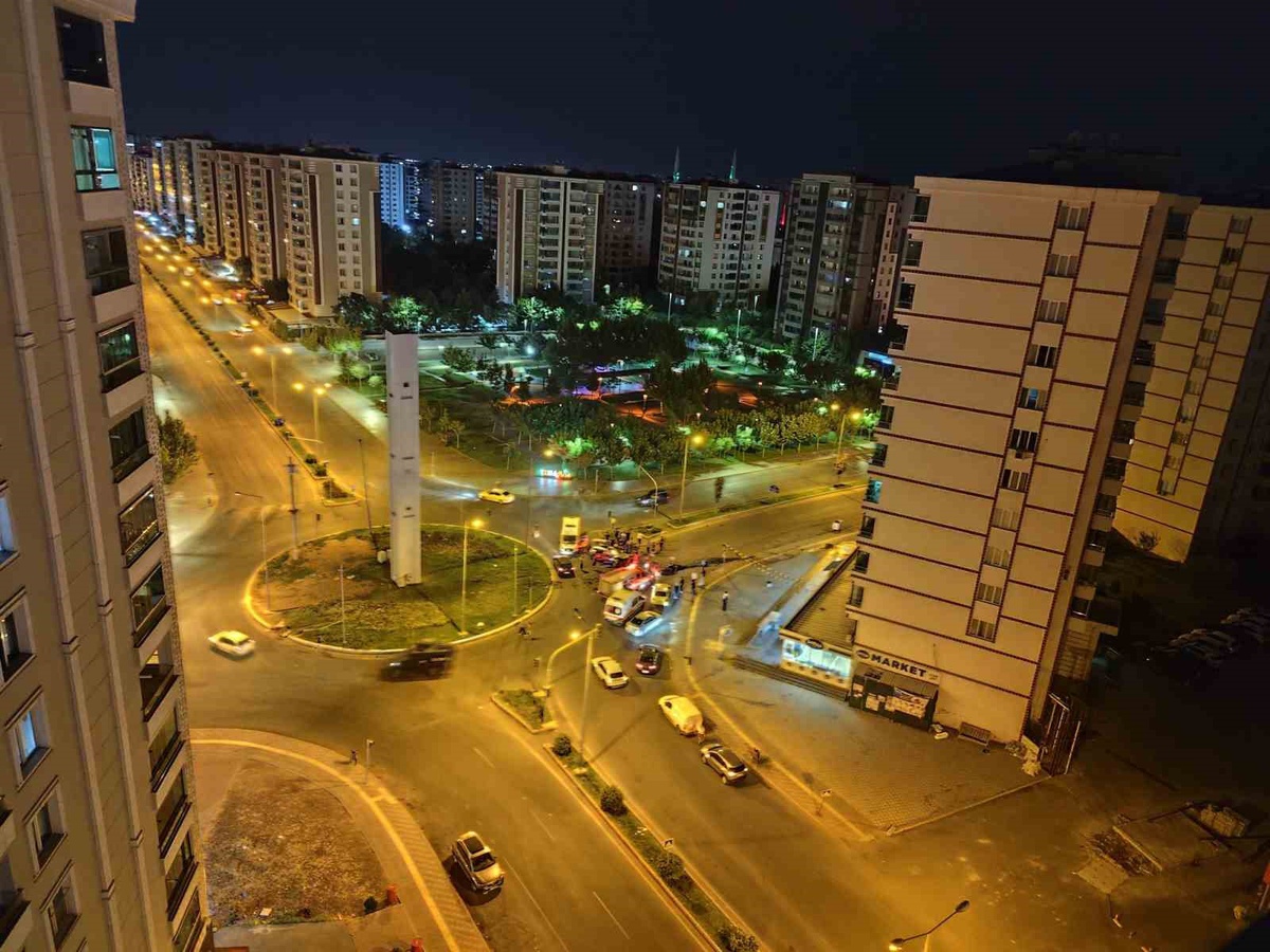 Diyarbakır Kayapınar'da araç kaldırıma çarptı, 1 kişi yaralandı