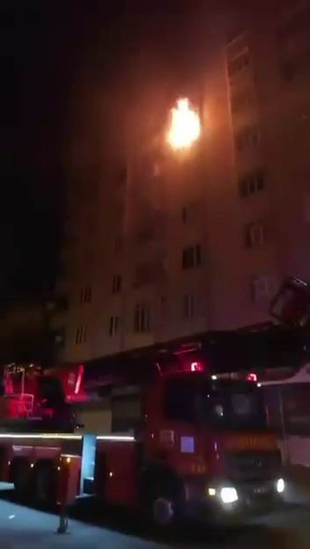 Diyarbakır Sur'da apartmanın 5. katında çıkan yangın korkuttu, ev kullanılamaz hale geldi