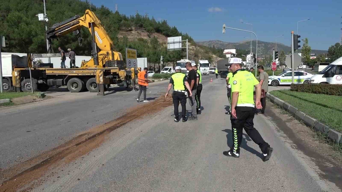 Amasya'da seyir halindeki tırın dorsesi koptu, o anlar kamerada