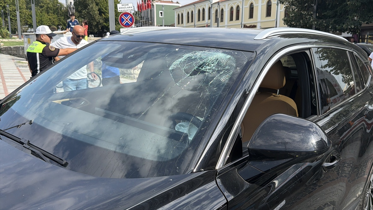 Edirne'de trafiğe kapalı caddeye giren otomobil dubalara çarptı