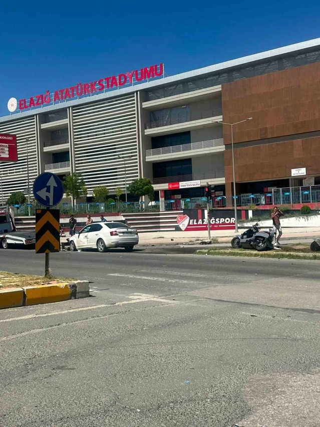 Elazığ Sürsürü Mahallesi'nde otomobil ile motosiklet çarpıştı, 3 kişi yaralandı