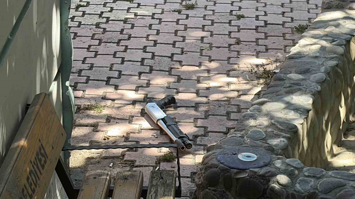 Elazığ'da Parkta Pompalı Tüfekli Saldırı: 1 Ölü
