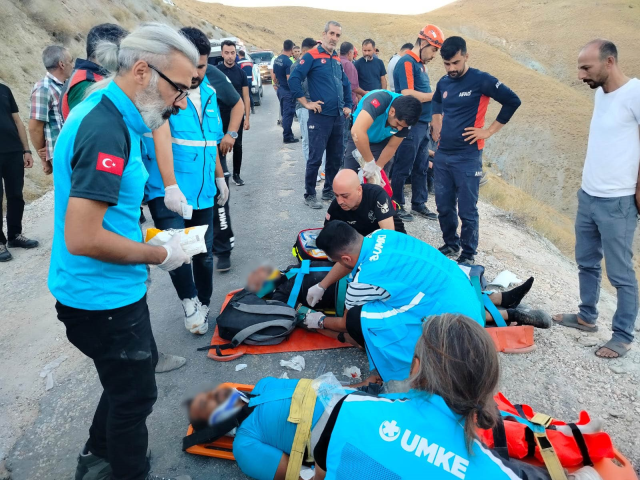 Elazığ’da minibüs uçuruma yuvarlandı: 5'i ağır 13 yaralı