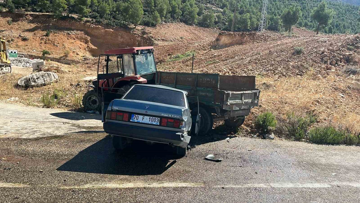 Karaman Ermenek'te otomobil traktörün römorkuna çarptı, 3 kişi yaralandı