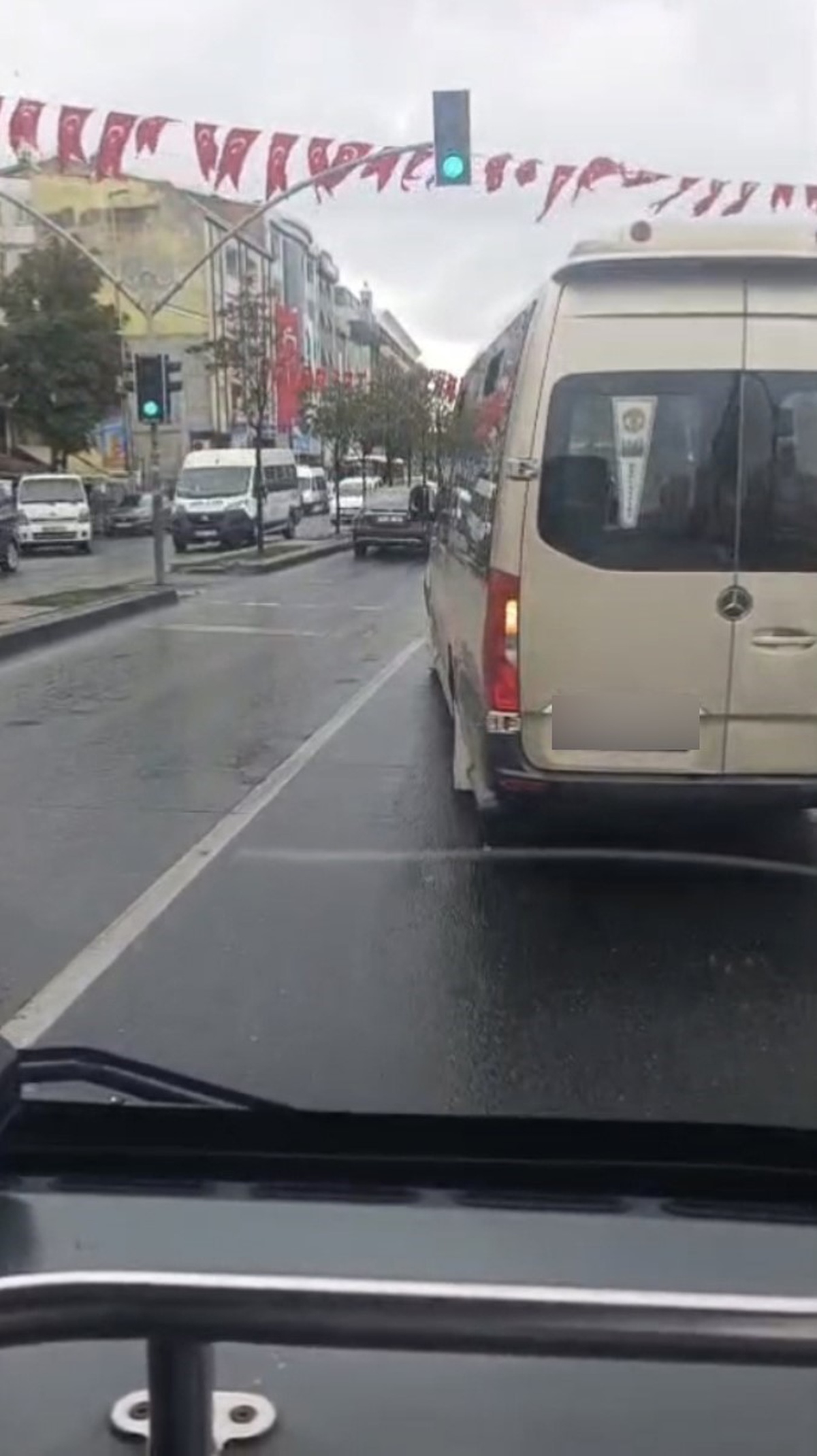Esenyurt'ta dolmuş sürücüsü İETT otobüsünün önünü kesip trafiği kilitledi
